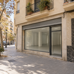 Ilustración de un local comercial vacío en un barrio residencial mediterráneo.